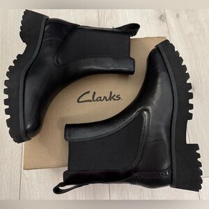 NWT! CLARK’ “Stayso Rise” Women’s Boot Black leather Chelsea (Retails $195)
